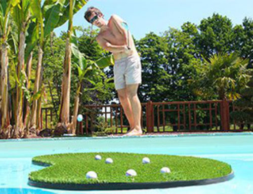 Jugar al golf en la piscina