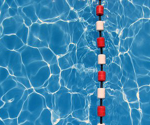 piscina con agua limpia